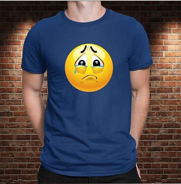 Camiseta Emoji Haciendo Pucheros - Imagen 2